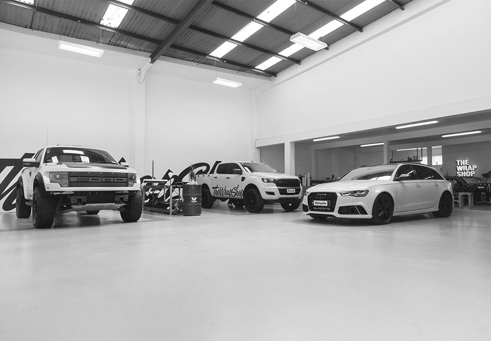 photo illustrant un atelier de pose de film covering sur une voiture